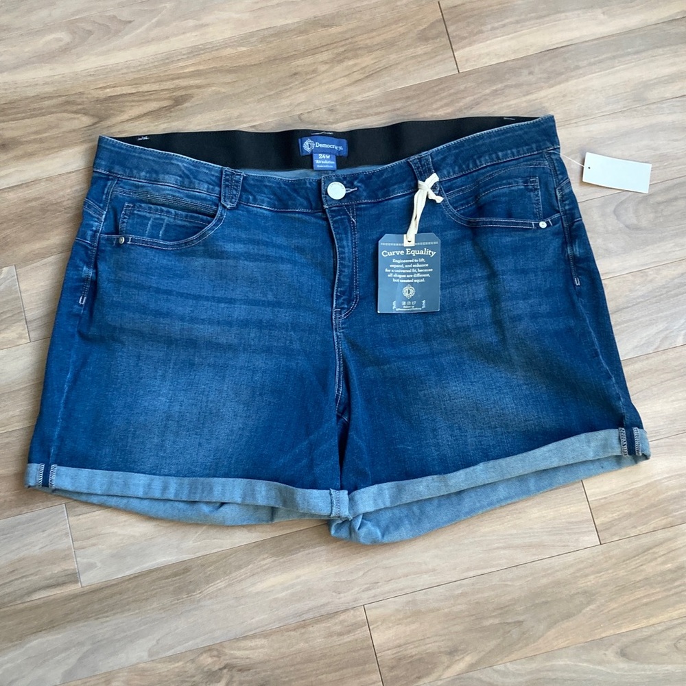 Democracy cuffed jean short w slimming panels & stretch distressed details 24W - Picture 13 of 17
